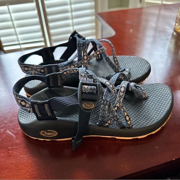Chaco's Blue Pattern Sandals Size W7 - Picture 1 of 8